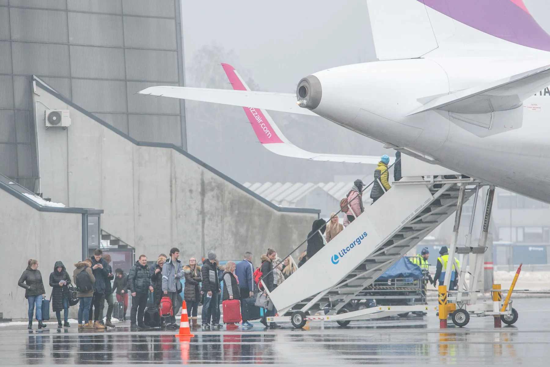 Wizzair lėktuvas, oro uostas, emigracija