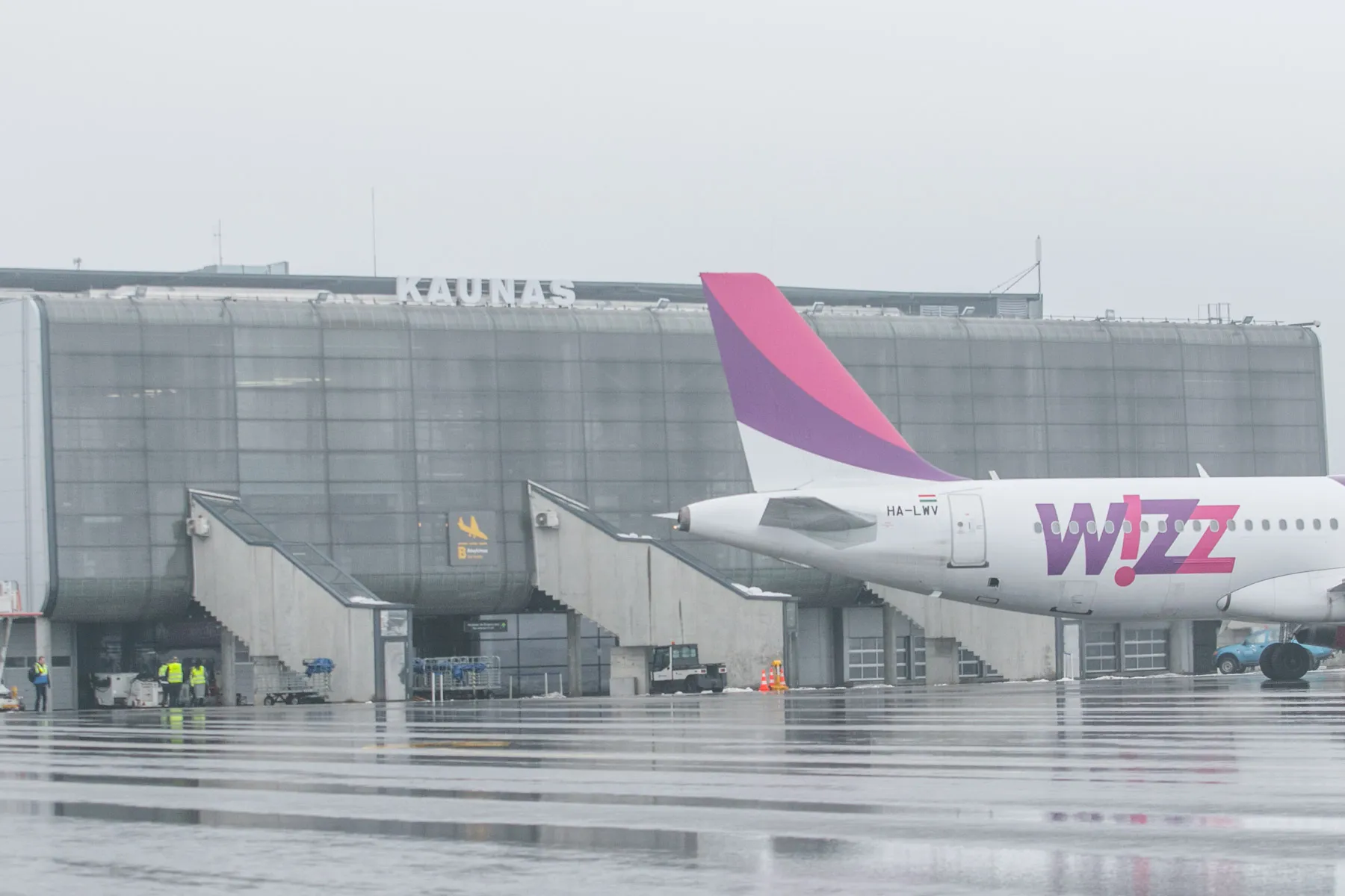 Wizzair lėktuvas, oro uostas, emigracija