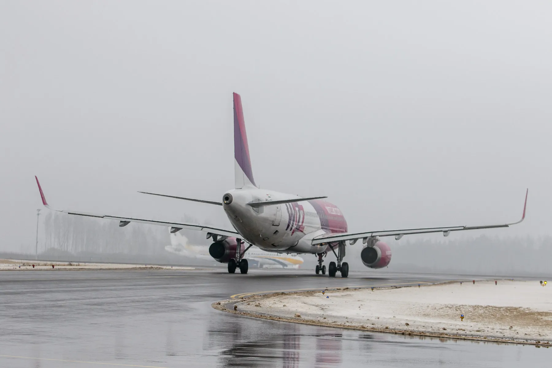 Wizzair lėktuvas, oro uostas, emigracija