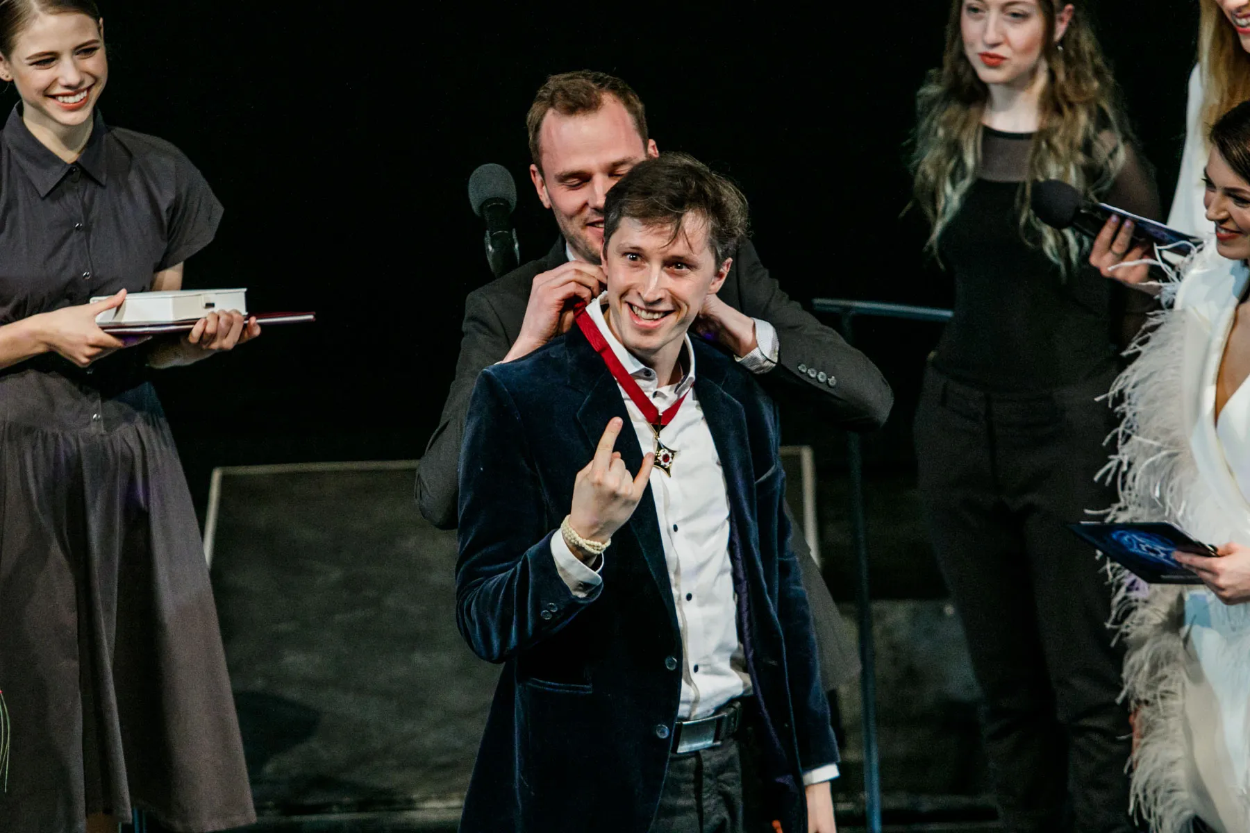 Auksiniai scenos kryžiai