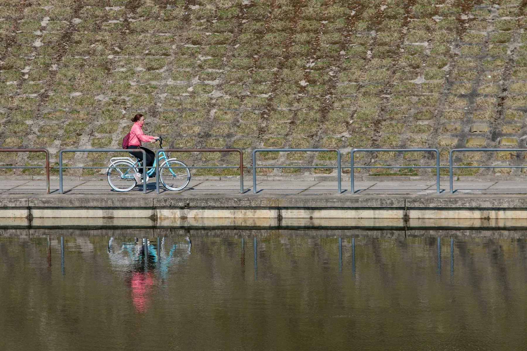 Miestiečiai mėgaujasi pavasario šiluma