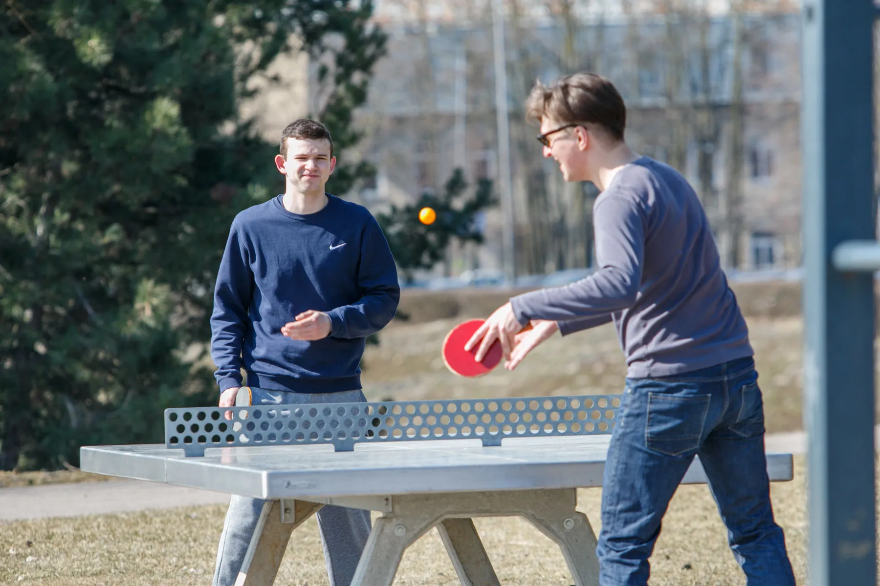 Miestiečiai mėgaujasi pavasario šiluma