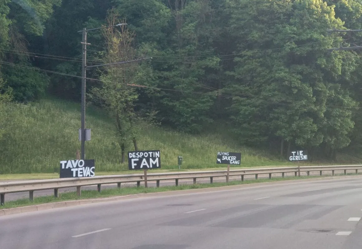 Keisti ženklai Kauno gatvėse