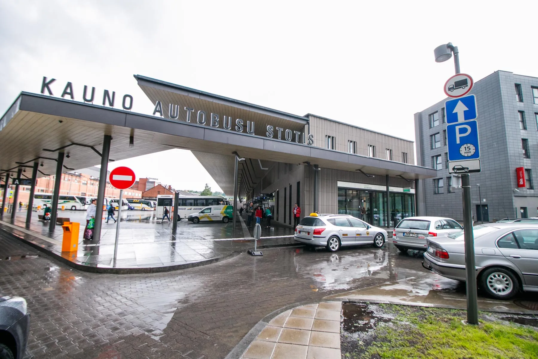 Automobiliai prie Kauno autobusų stoties