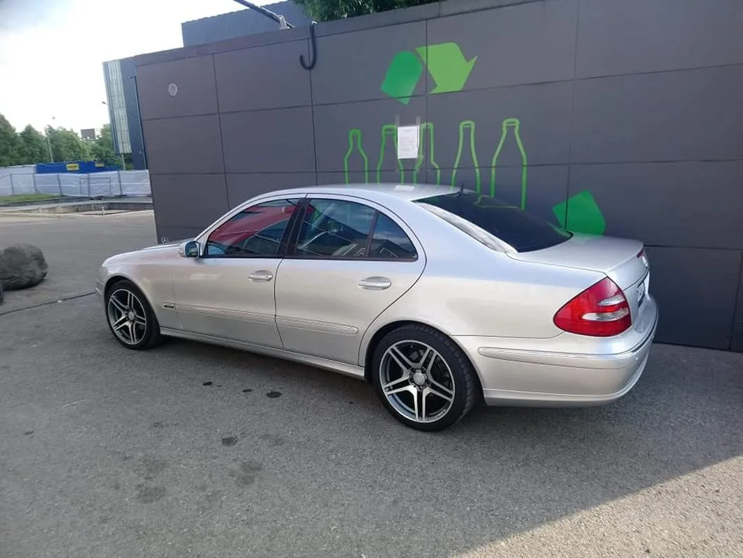 Automobilis blokuojantis taromatą