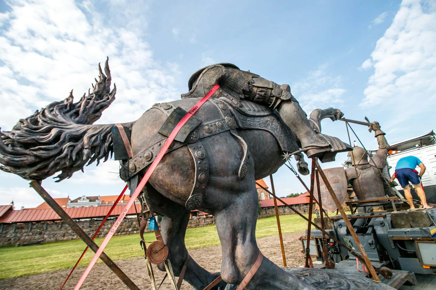 Į Kauną atvežta Vyčio skulptūra