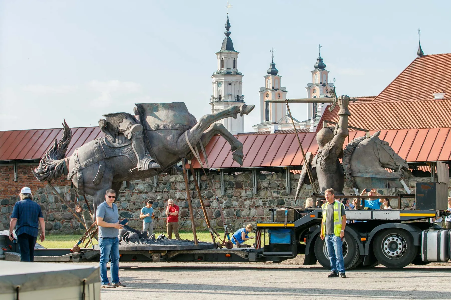 Į Kauną atvežta Vyčio skulptūra