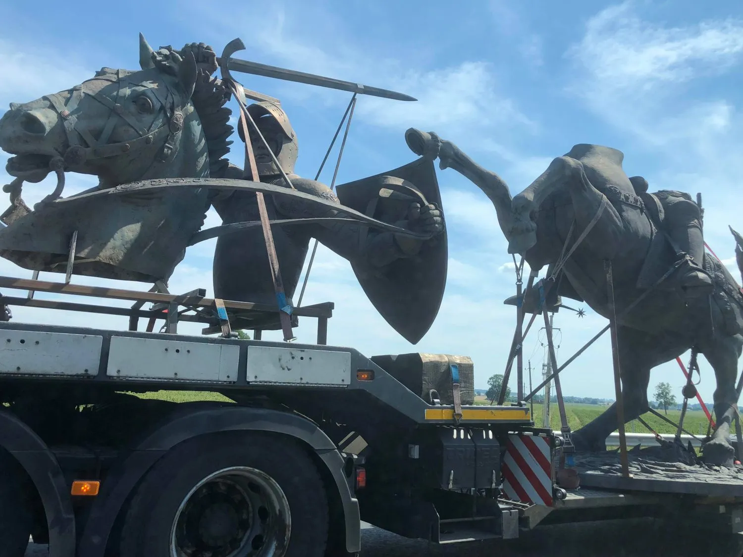 Vyčio skulptūra pakeliui į Kauną