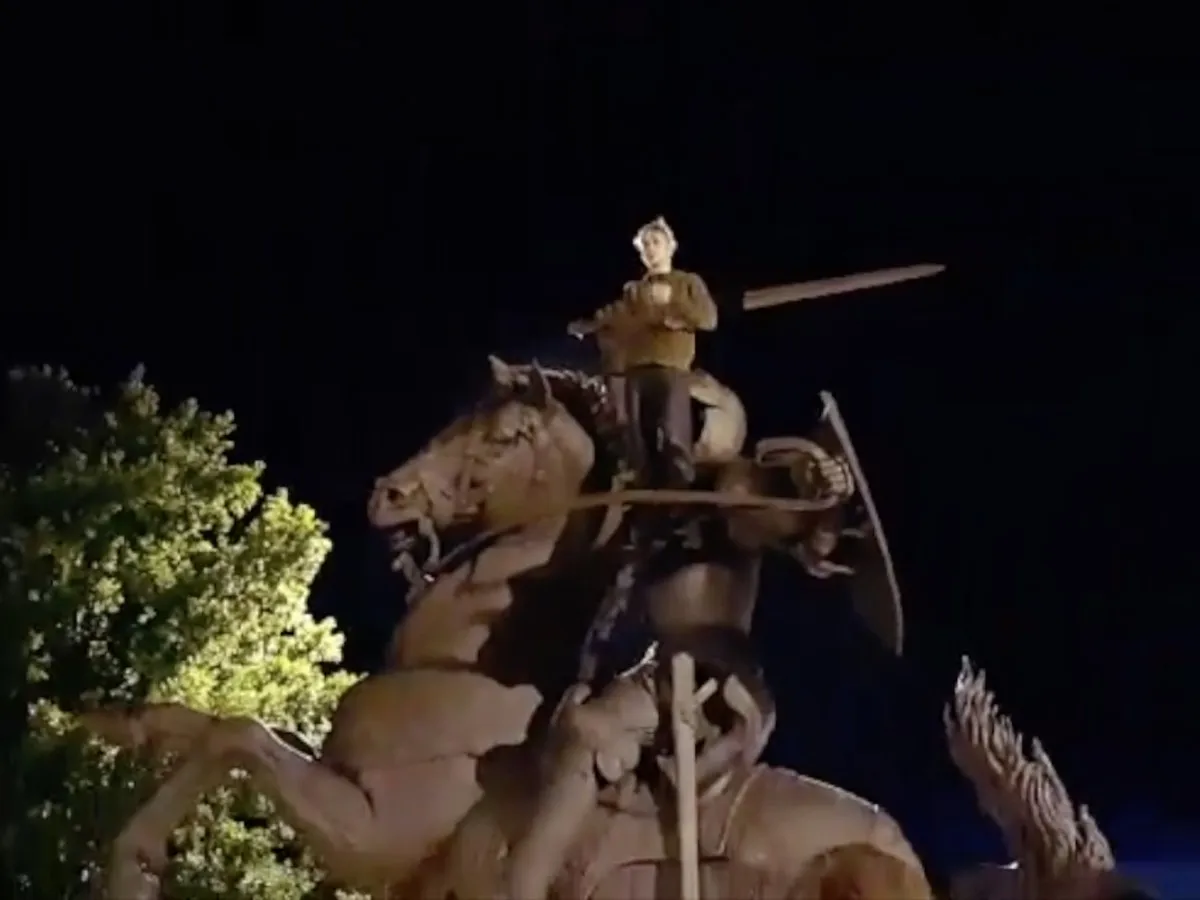 Jaunuolis ant Laisvės kario