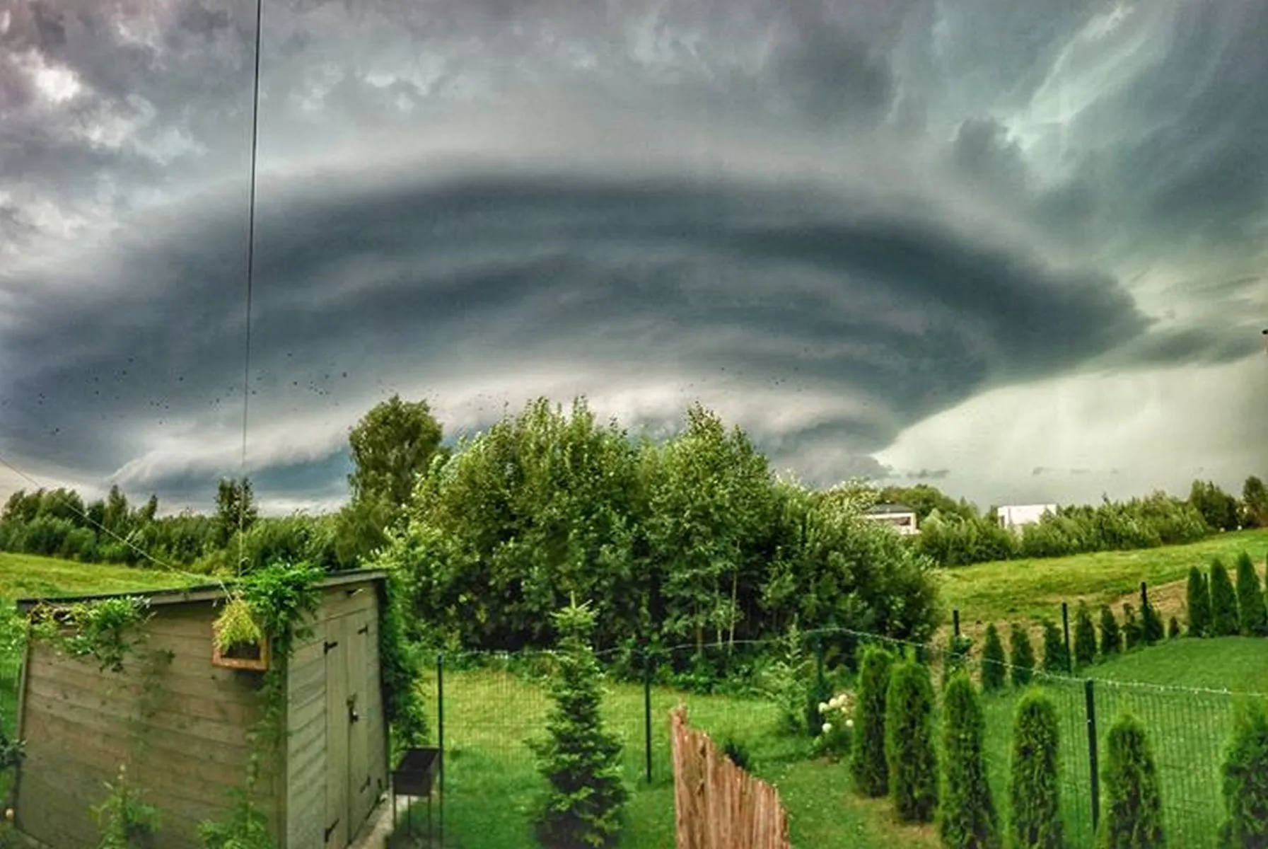 Kauną aptraukė audros debesys