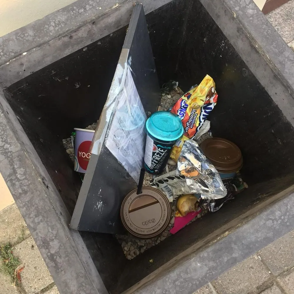 Šiukšlės Kauno senamiesčio gėlių vazonuose