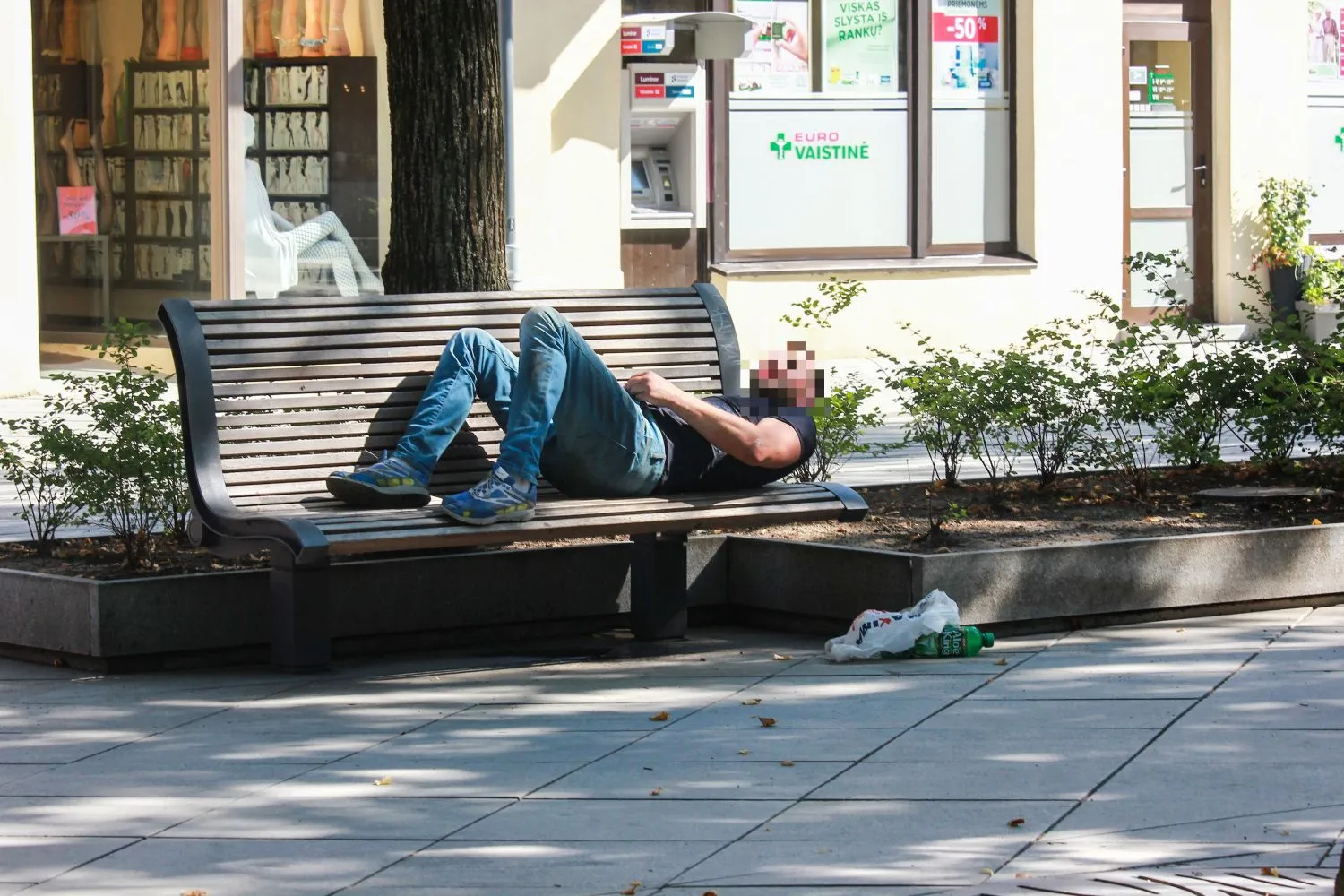 Vyras šlapinasi Laisvės alėjoje