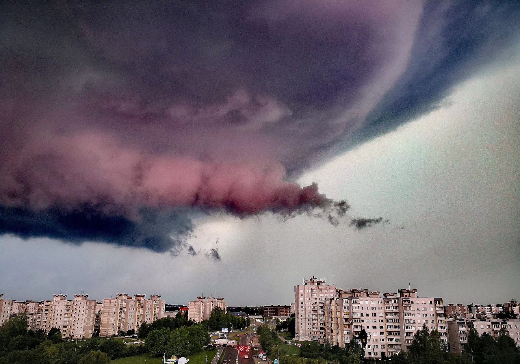 Kauną aptraukė audros debesys