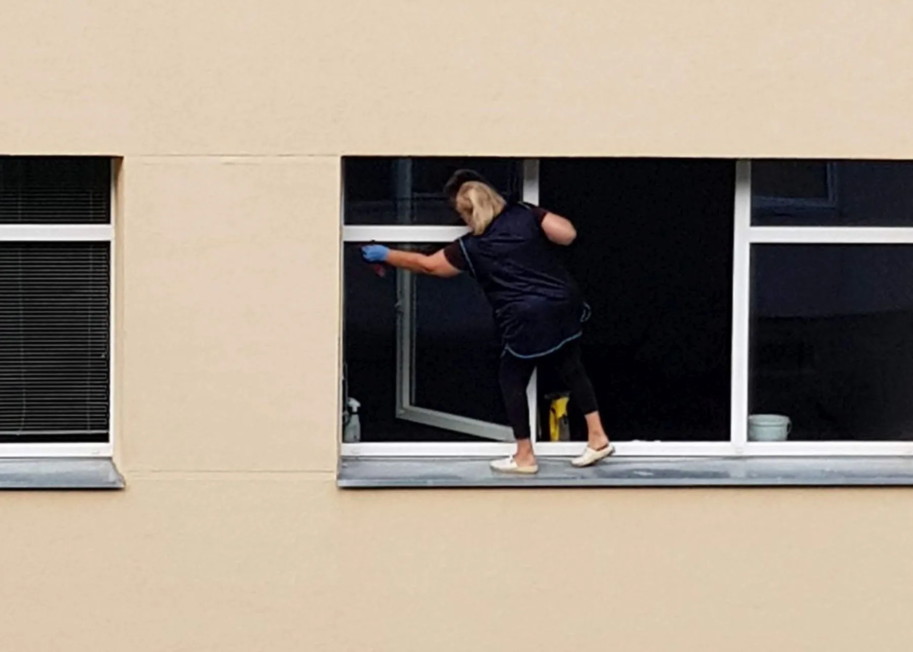 Ant palangės užsilipusi valytoja