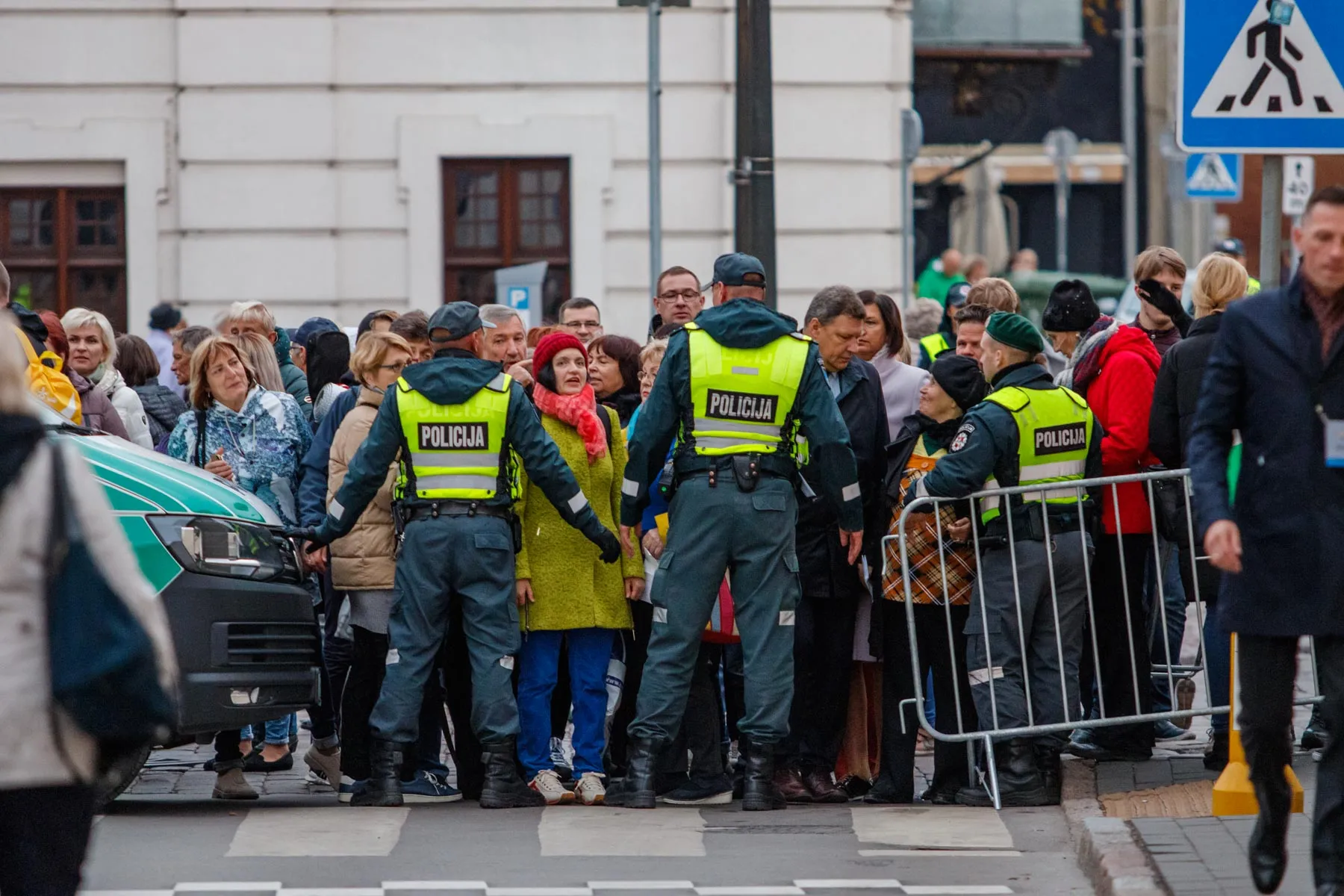 Minios, susirinkusios į popiežiaus aukojamas mišias
