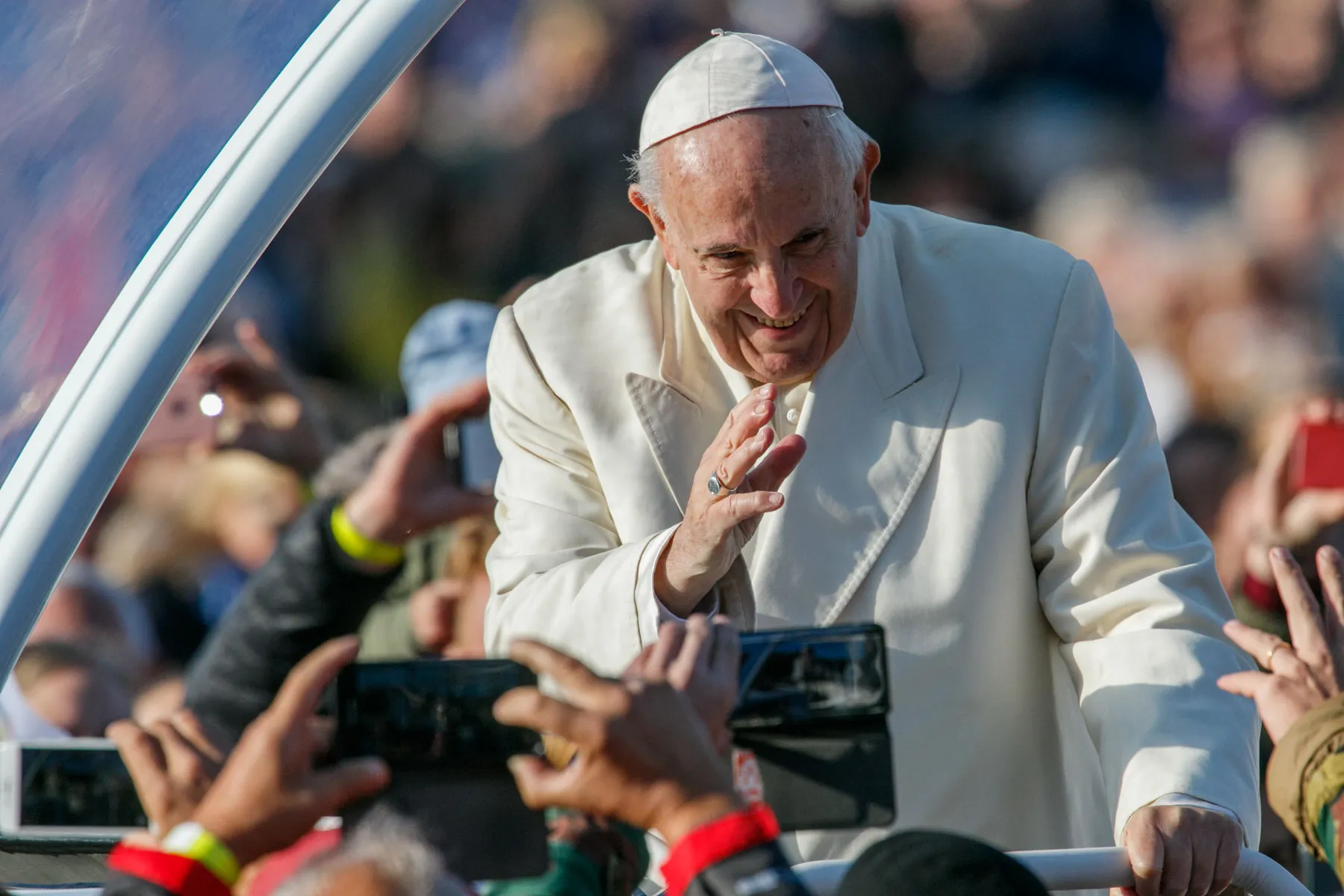 Popiežius sveikina susirinkusius žmones