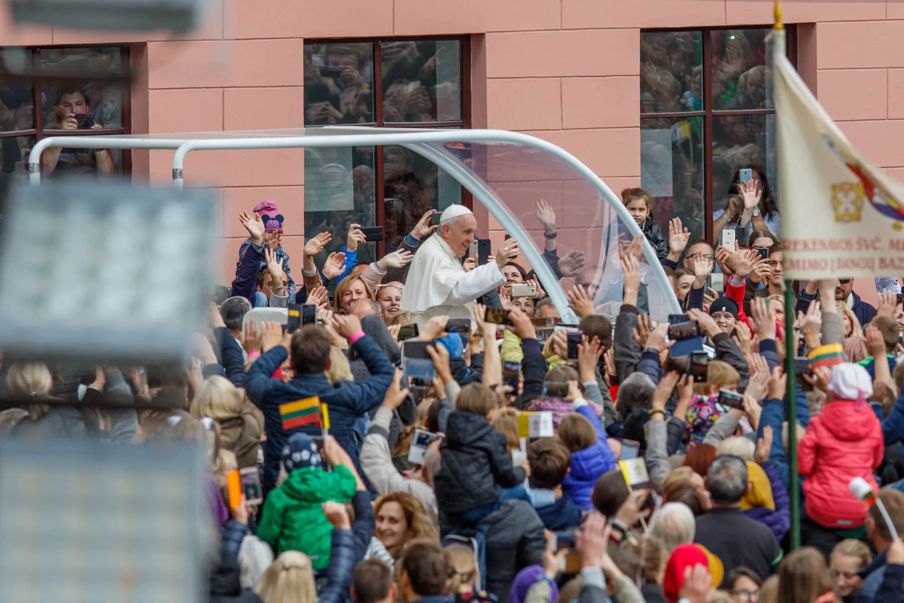 Popiežius sveikina susirinkusius žmones