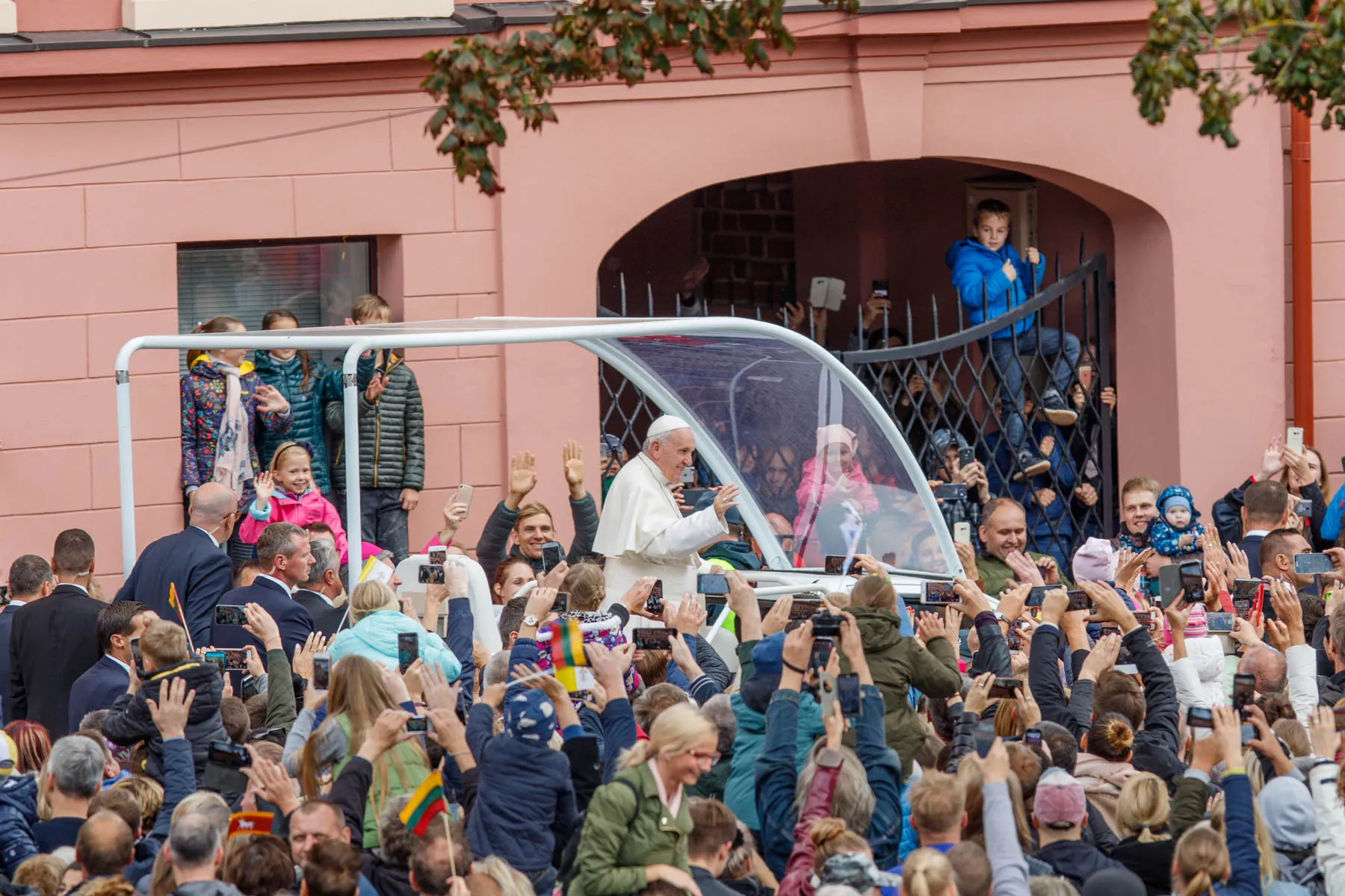 Popiežius sveikina susirinkusius žmones