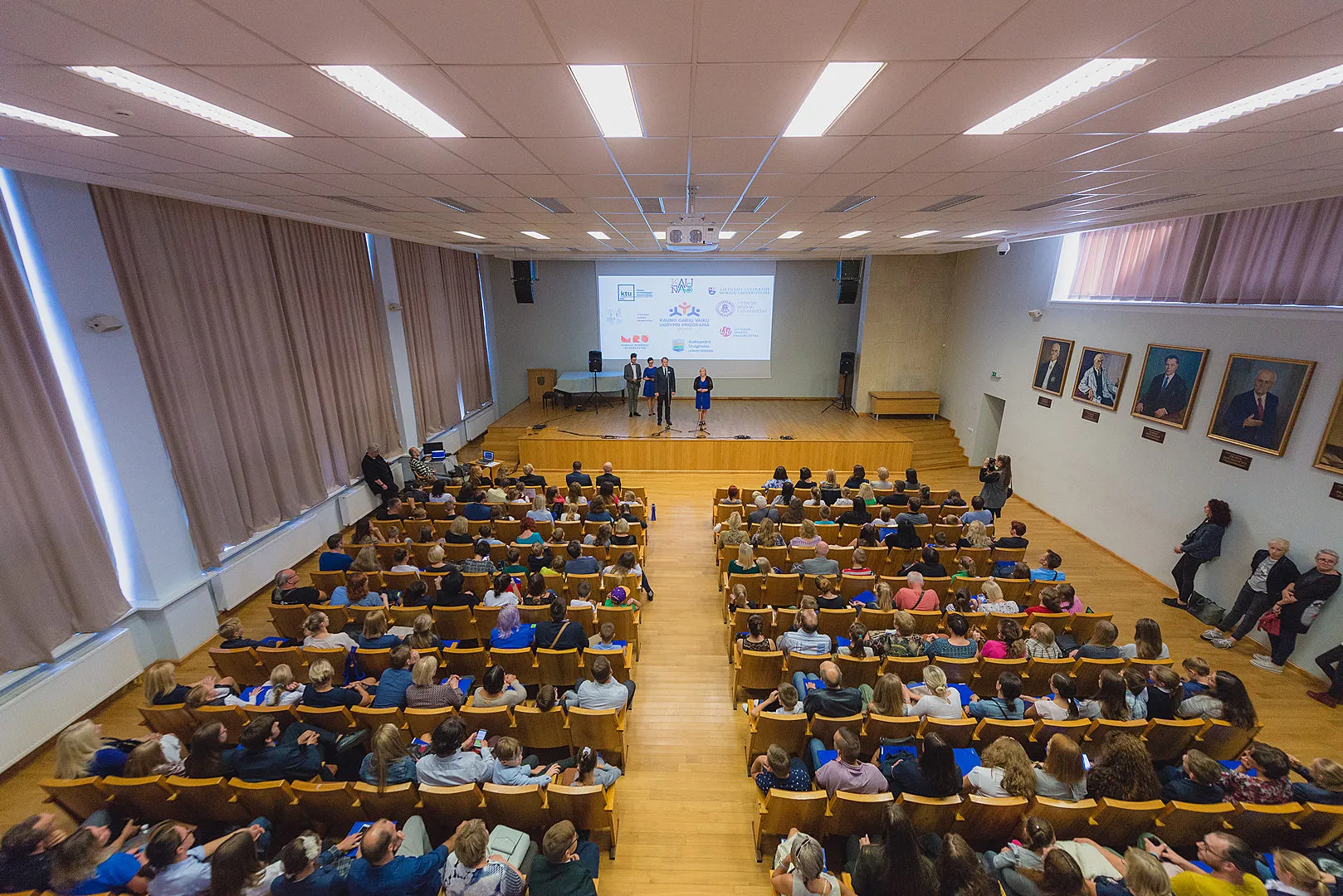 Moksleiviai mokosi universitetuose