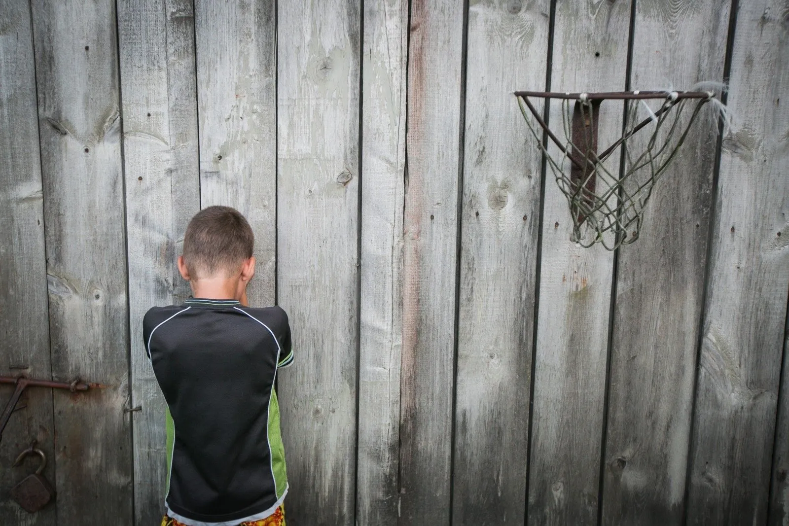 Skurdas, vaikų išnaudojimas, smurtas