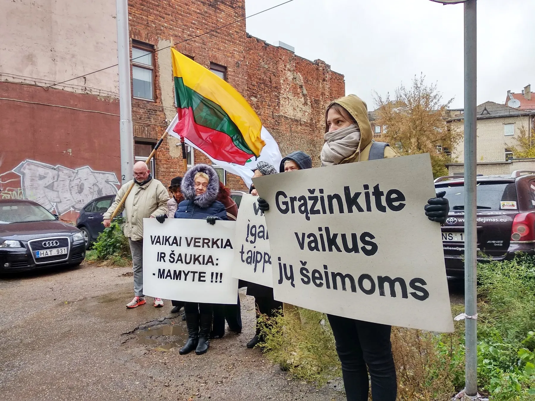 Piketas dėl iš kauniečių atimtų vaikų