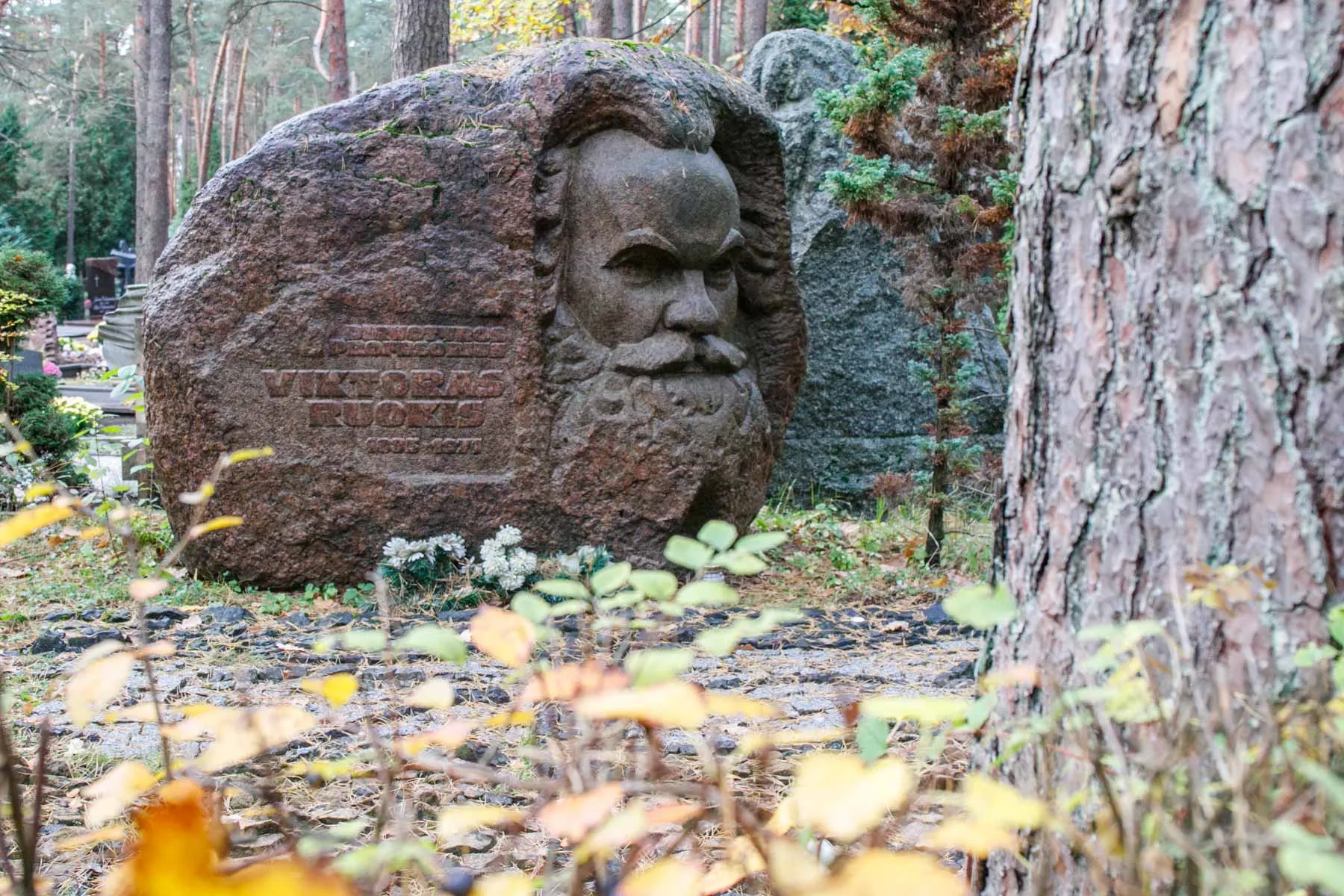 Žymių žmonių kapai Petrašiūnų kapinėse