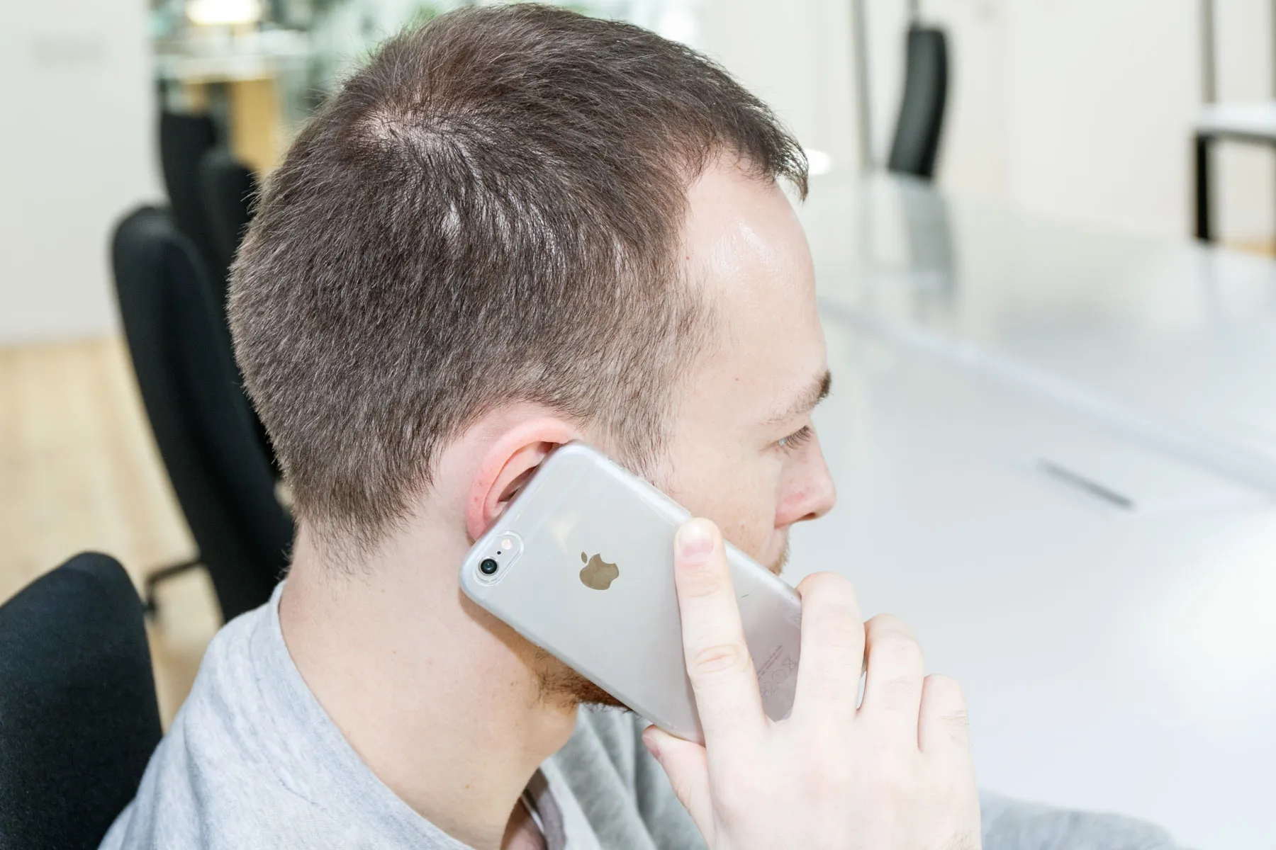 Mobilus telefonas, telefonu kalbantis žmogus