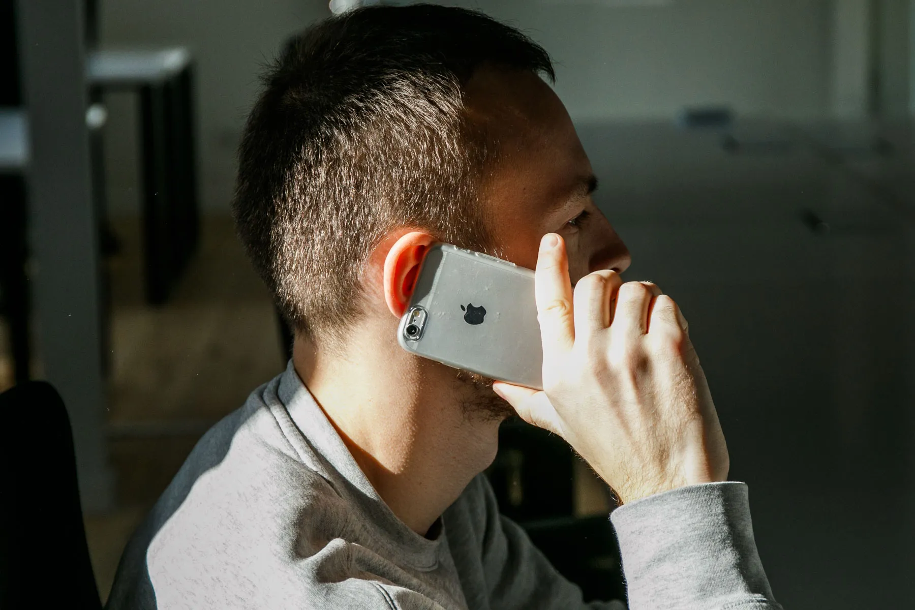 Mobilus telefonas, telefonu kalbantis žmogus