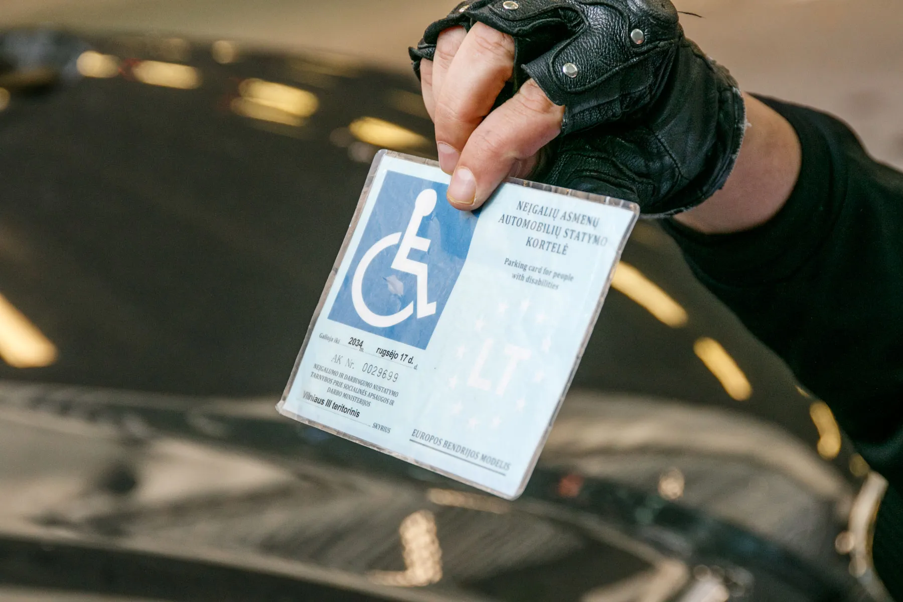 Policija tikrina automobilius neįgaliųjų vietose