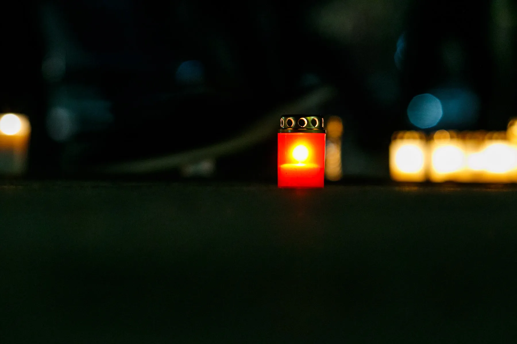 „Sielų upė“, žvakė, kapinės