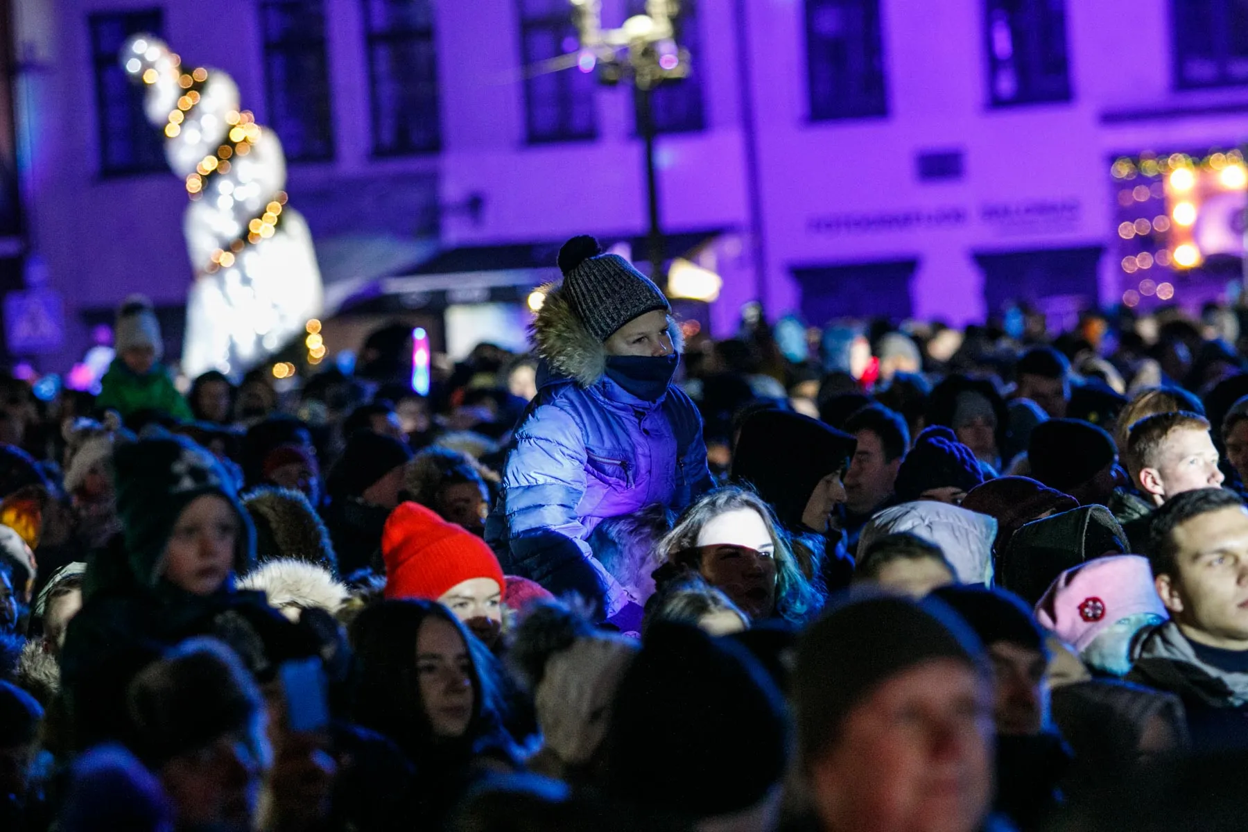 Kaune įžiebta pusnimis padabinta eglė