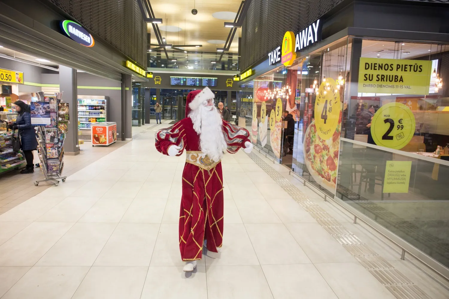 Kalėdų senelis Kauno autobusų stotyje