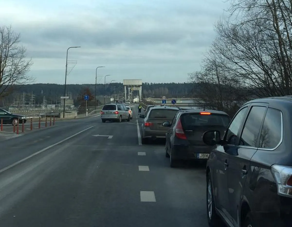 Ribojamas eismas ant hidroelektrinės tilto