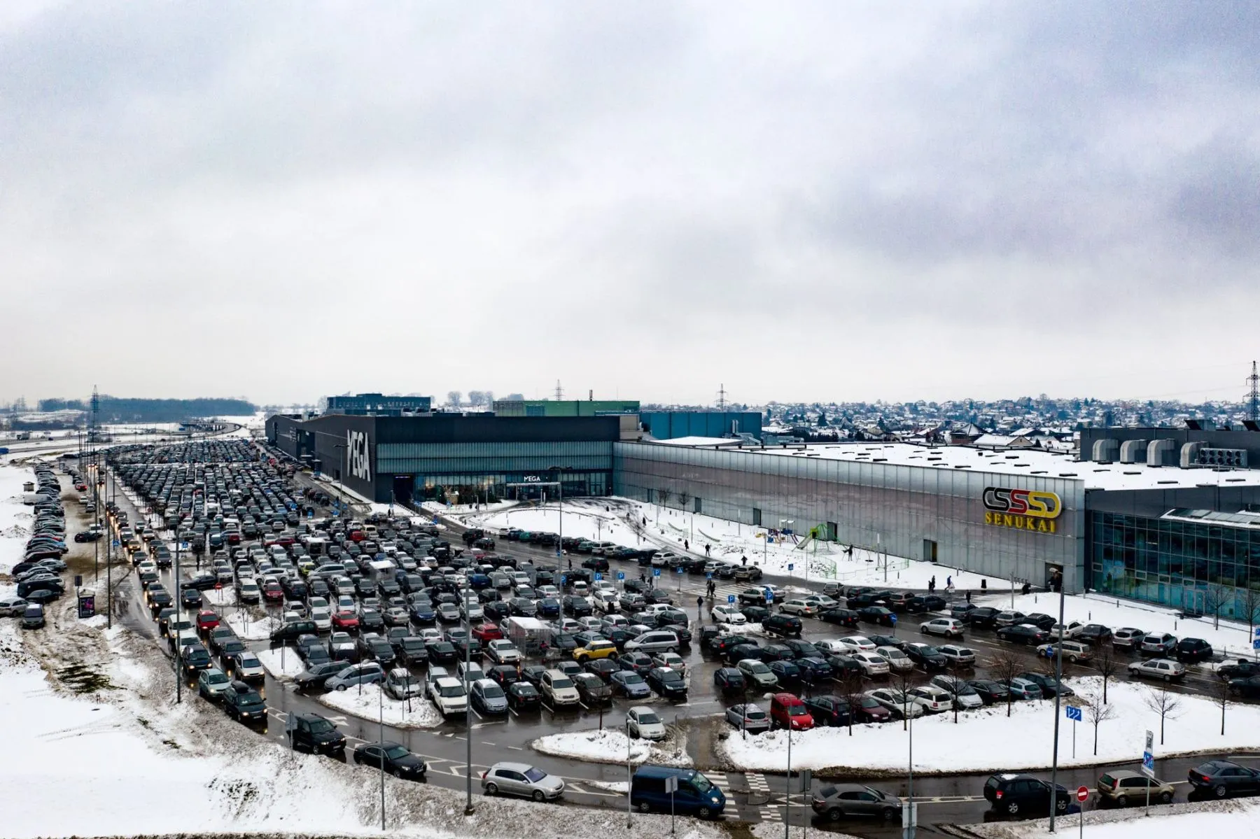 Kalėdinės spūstys prie „Megos“