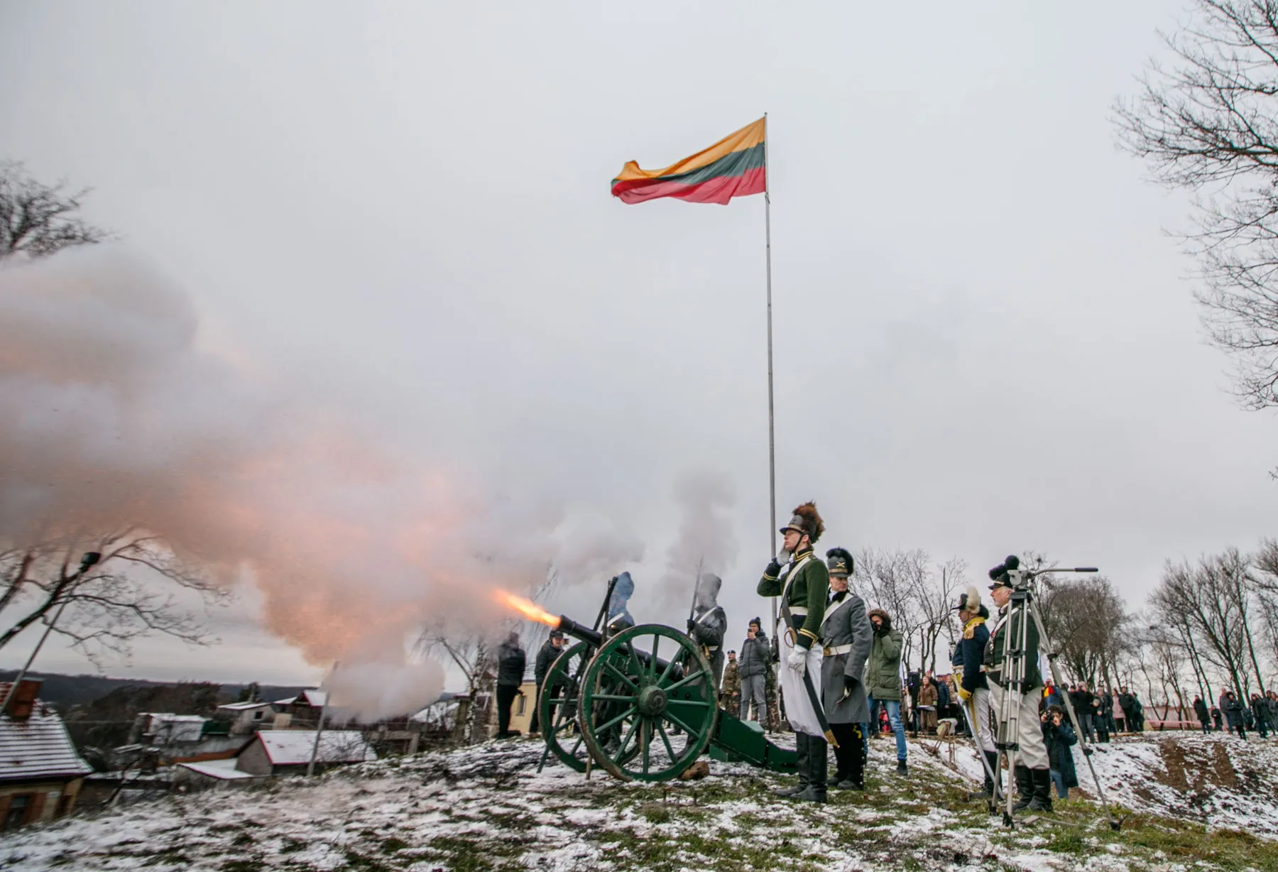 Iškelta Lietuvos vėliava ant Pelėdų kalno