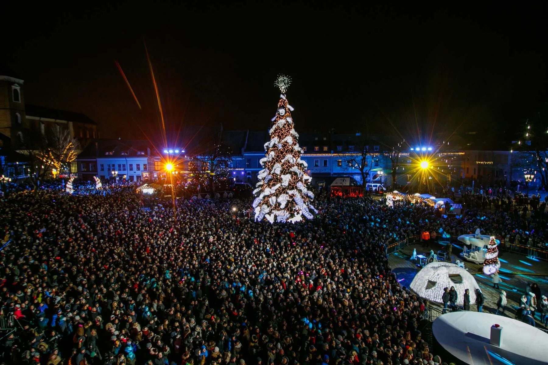 Kaune įžiebta pusnimis padabinta eglė
