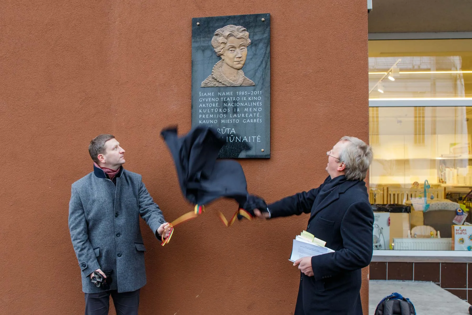 Atminimo lentos atidengimas