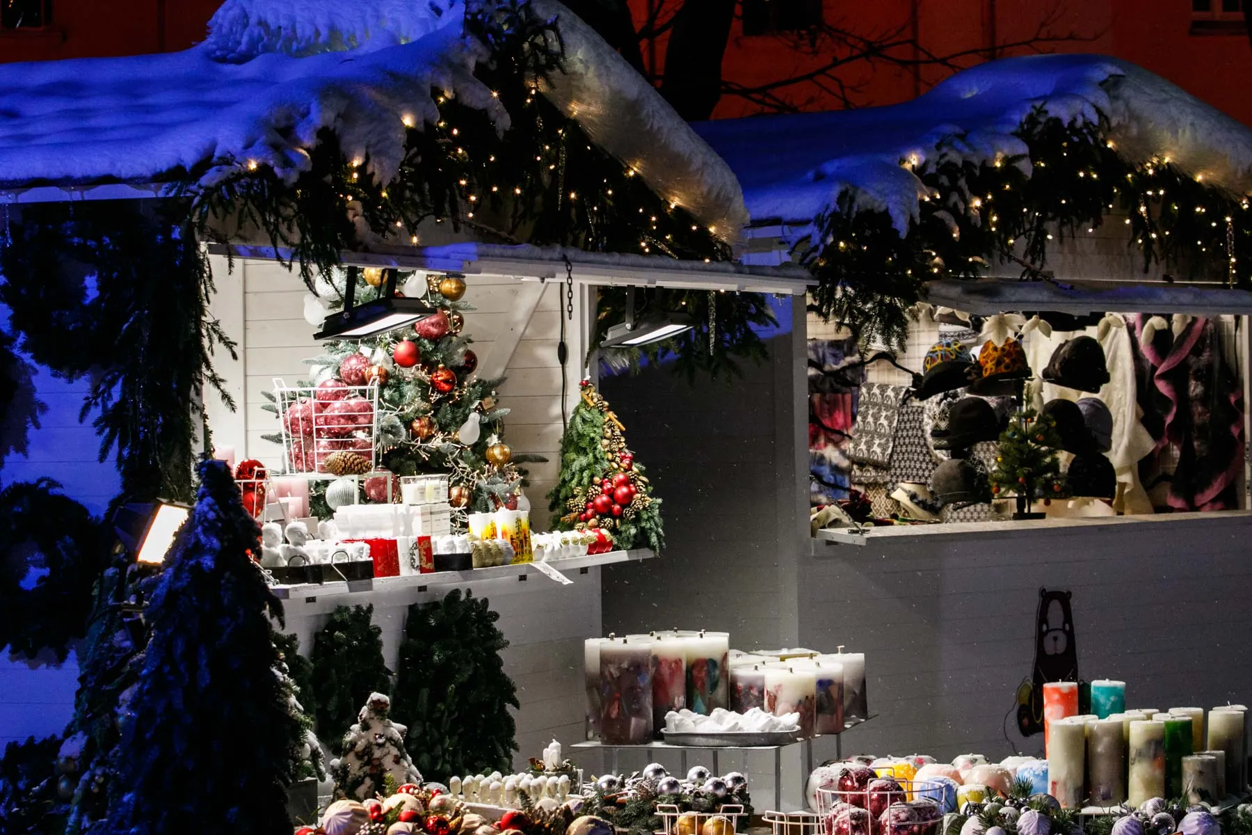 Kauniečiai džiaugiasi apsnigtu kalėdiniu miesteliu