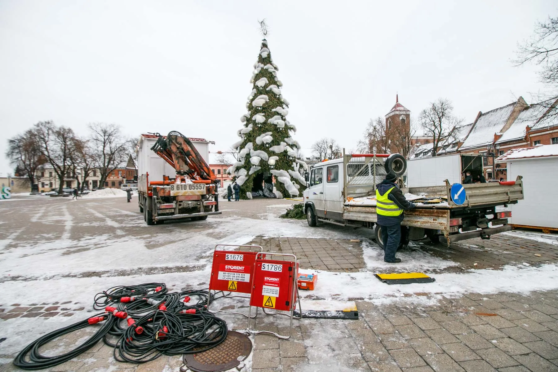 Išmontuojami kalėdiniai Rotušės aikštės papuošimai