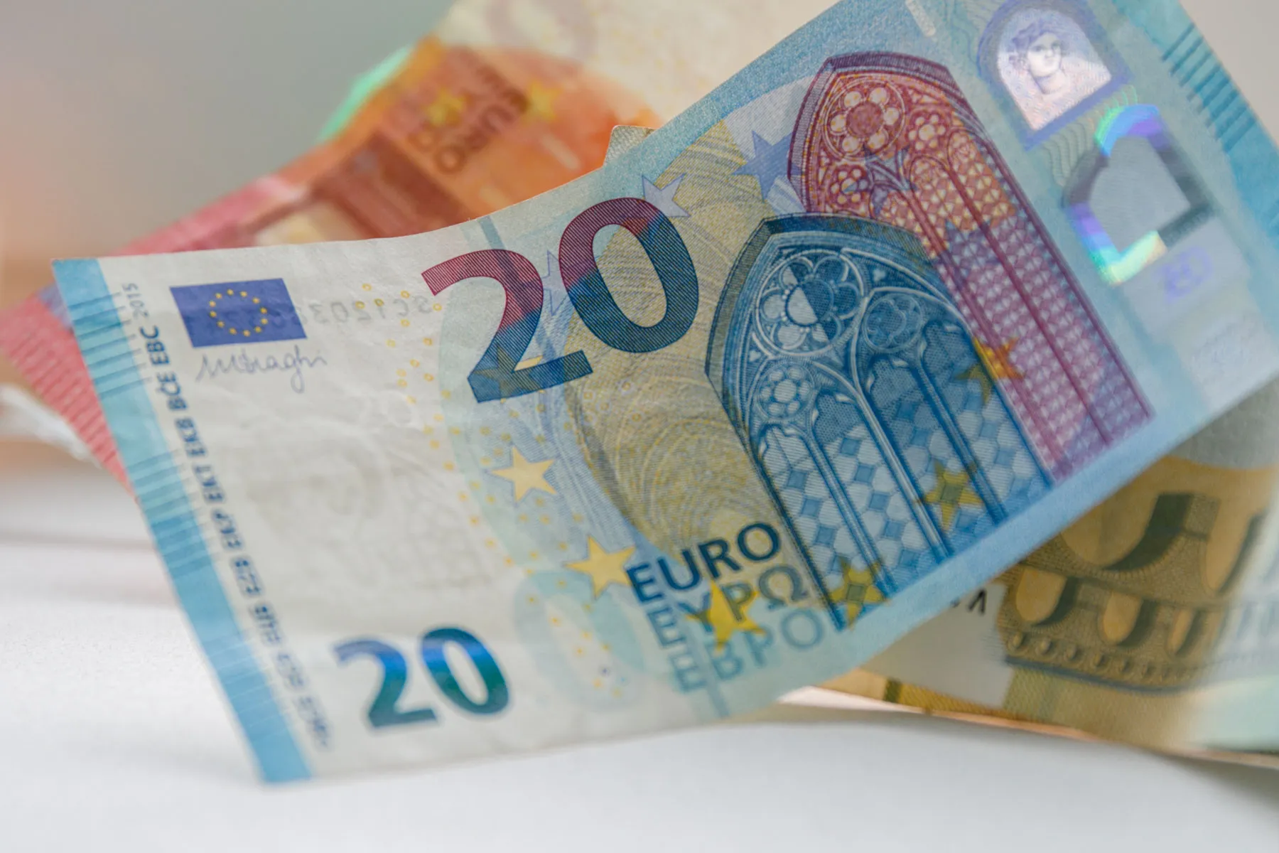 Eurai, pinigai, alga.