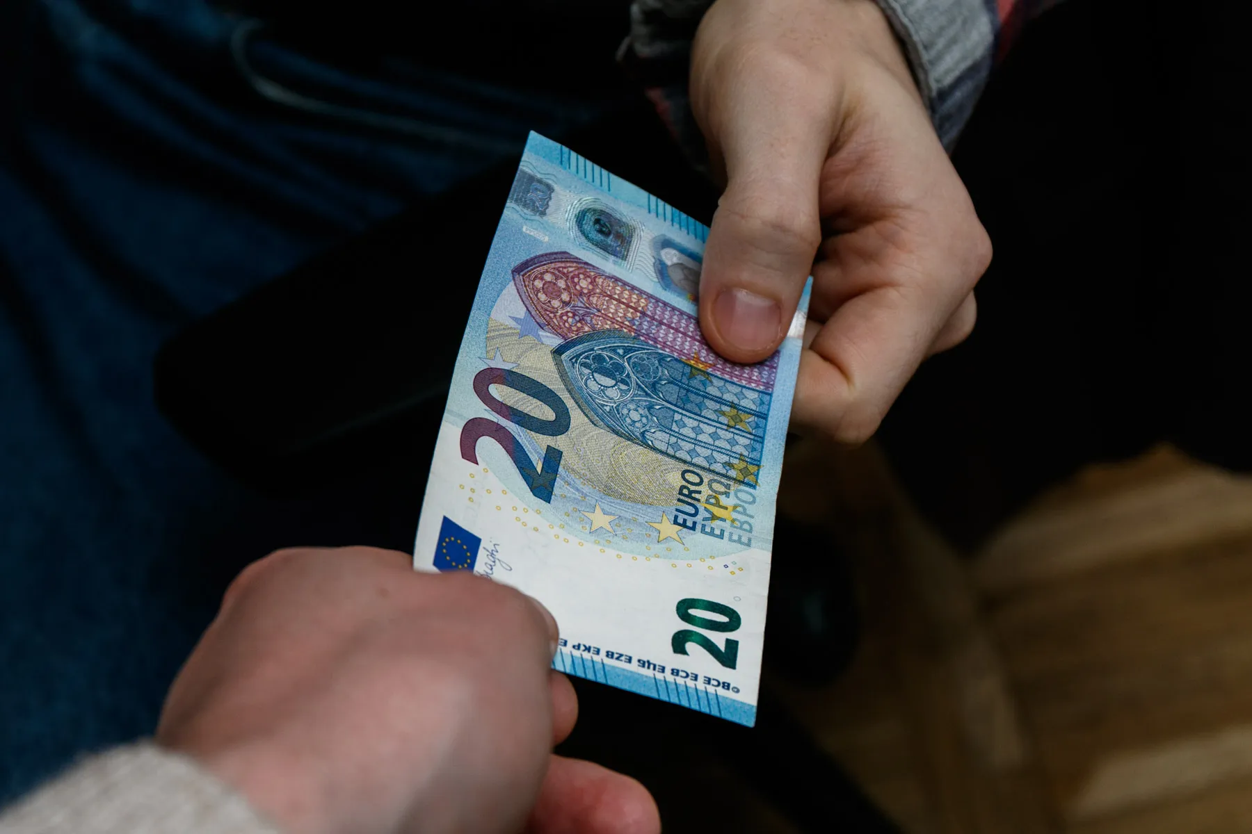 Eurai, pinigai, alga.