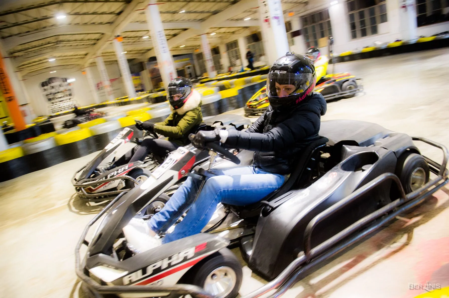 Moterys „Women on fire“ vakaro metu išmėgino kartingų trasą