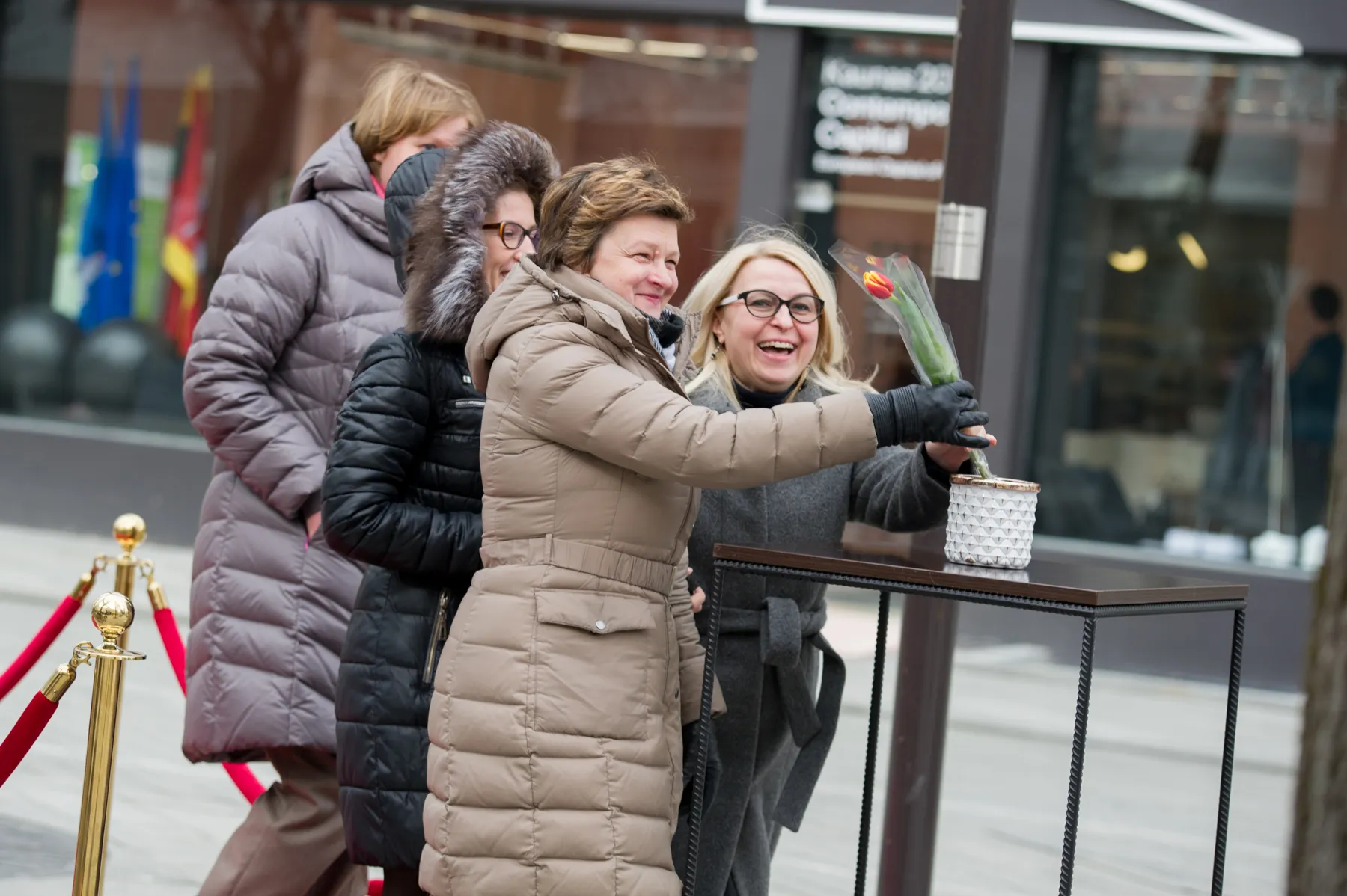 Moters dienos sveikinimas Laisvės alėjoje