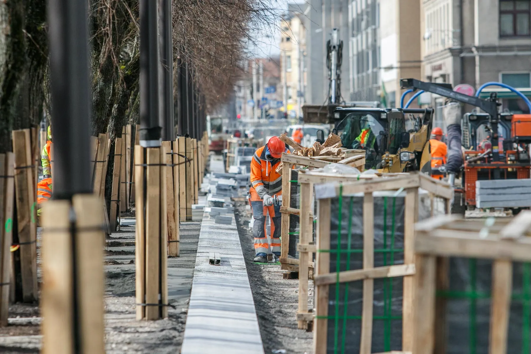 Laisvės alėjoje klojamas naujas granitas