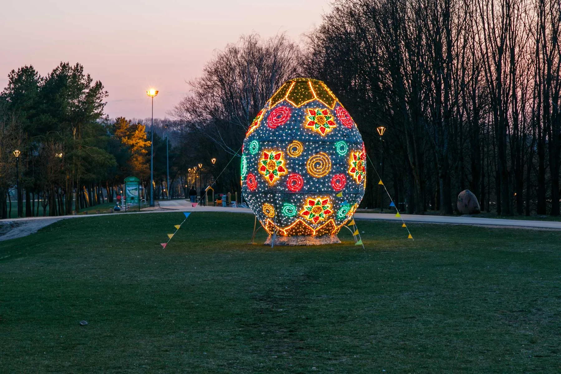 Dviejose Kauno vietose sužibo velykinės puošmenos