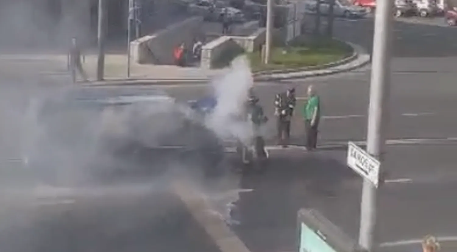 Dūmuose paskendęs automobilis