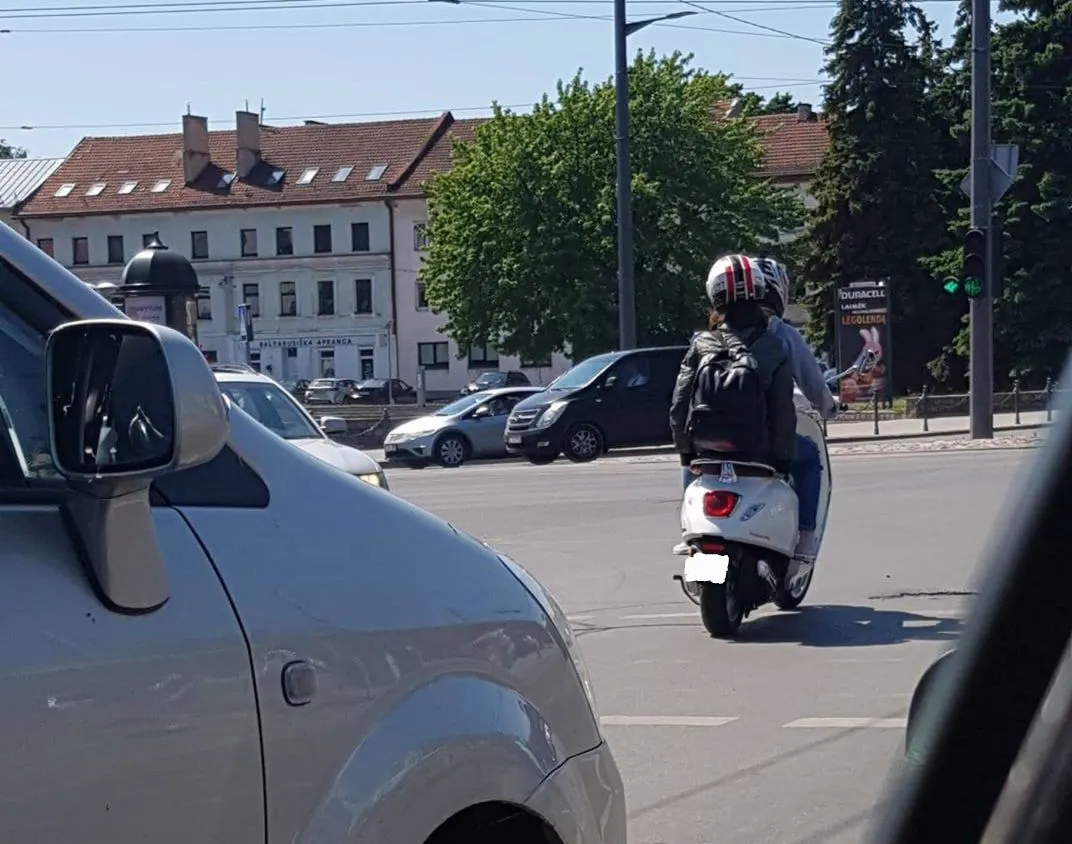 Kauniečiui pasipiktinimą sukėlę motorolerio vairutojai