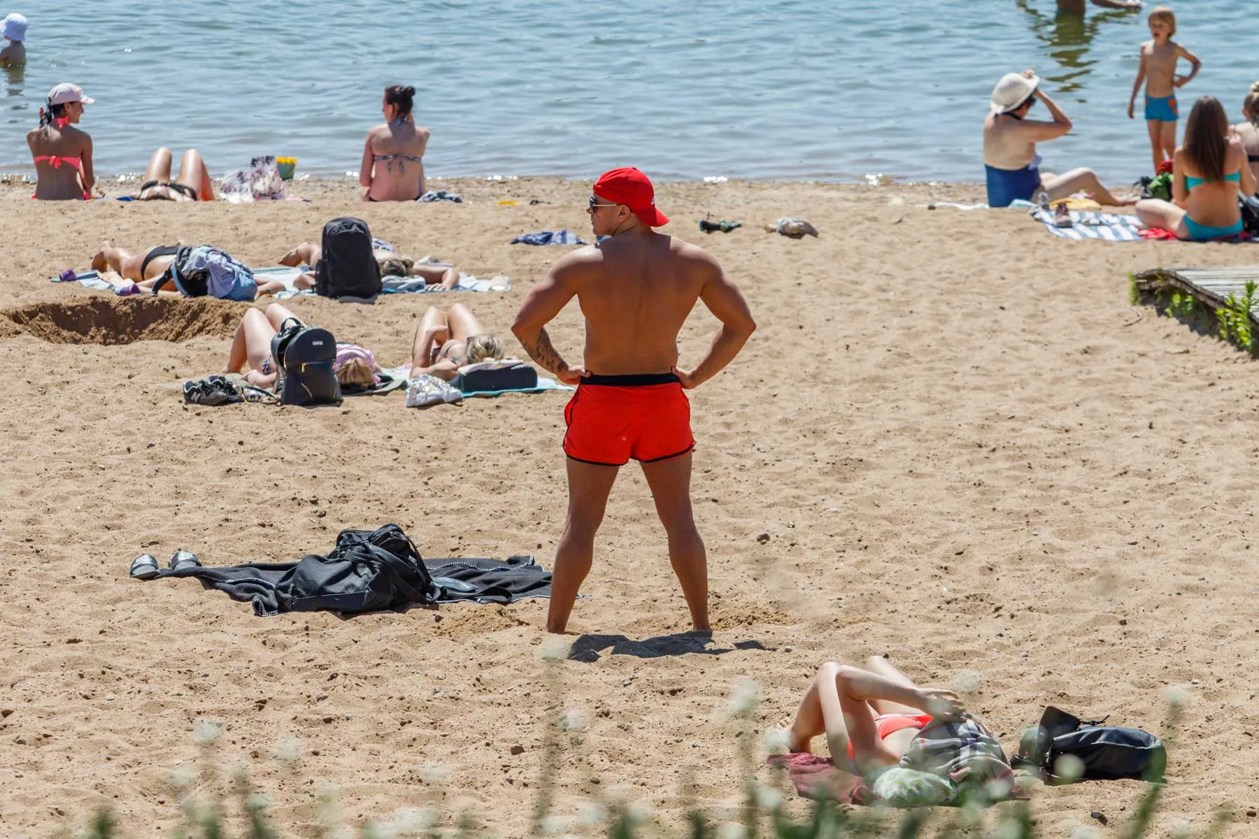 Kauniečiai karštą dieną prie vandens telkinių