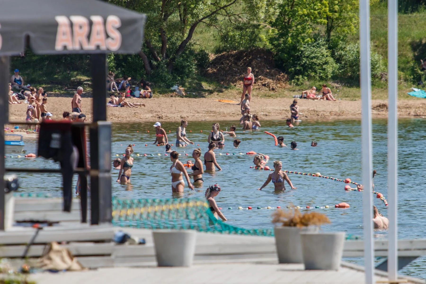 Kauniečiai karštą dieną prie vandens telkinių