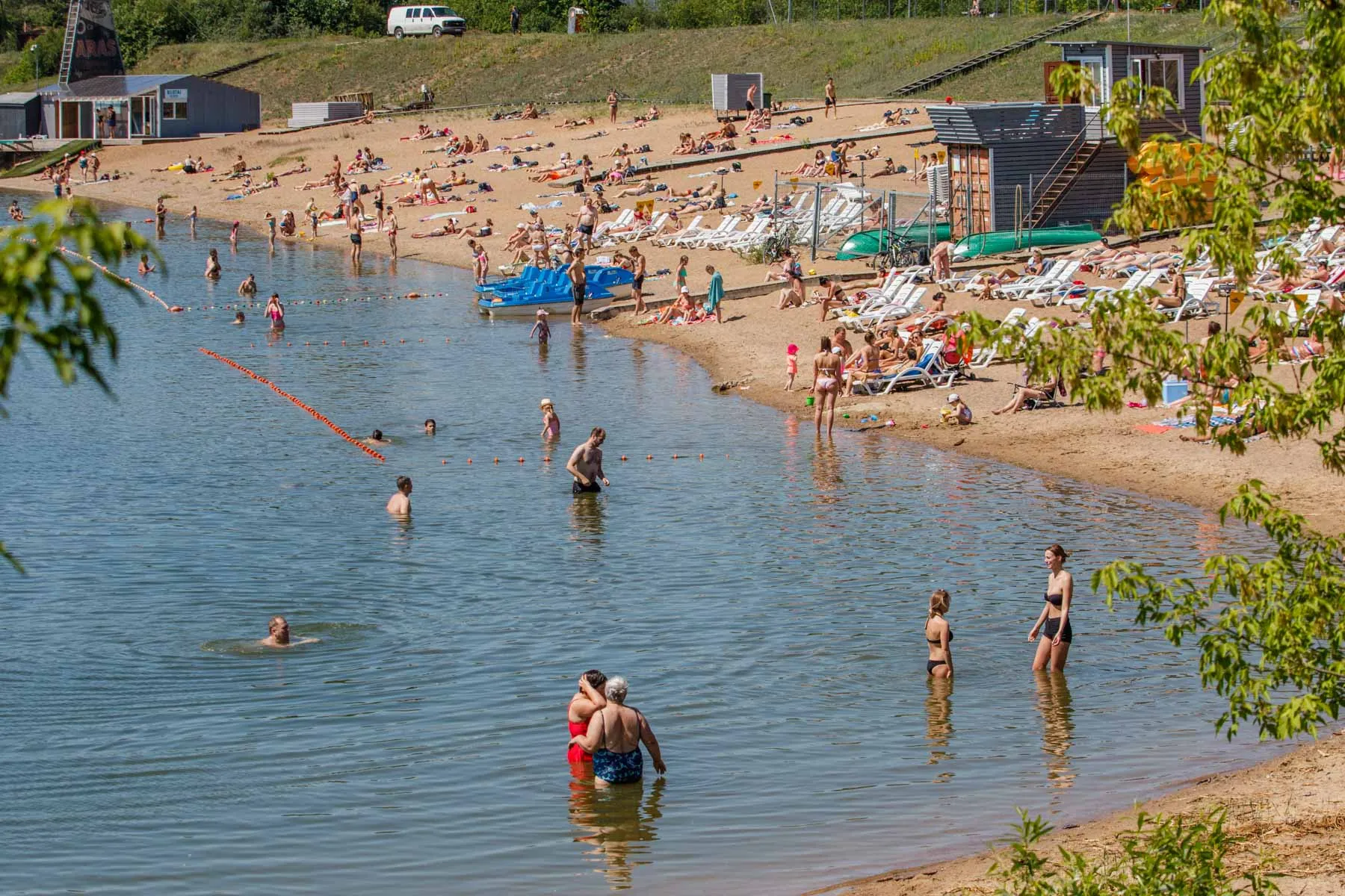 Kauniečiai karštą dieną prie vandens telkinių